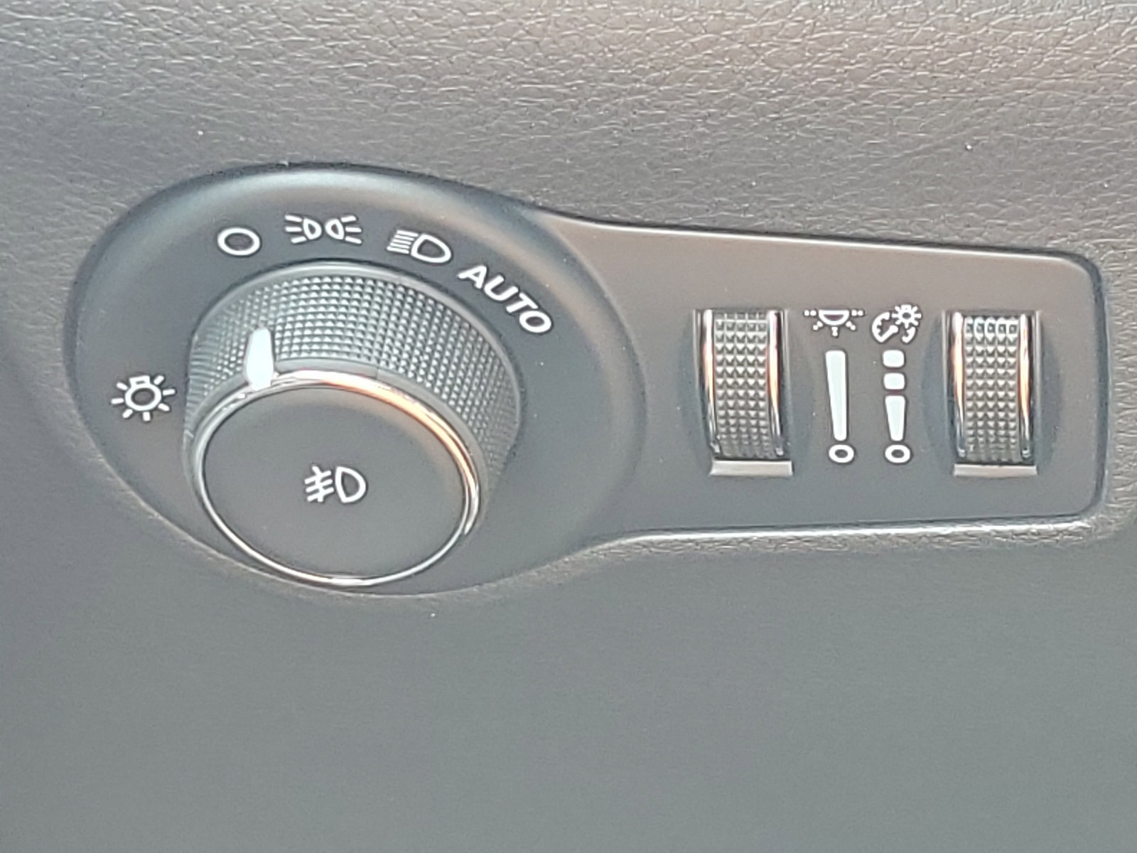 Used 2024 Jeep Compass Latitude w/ Sun and Sound Group image 17