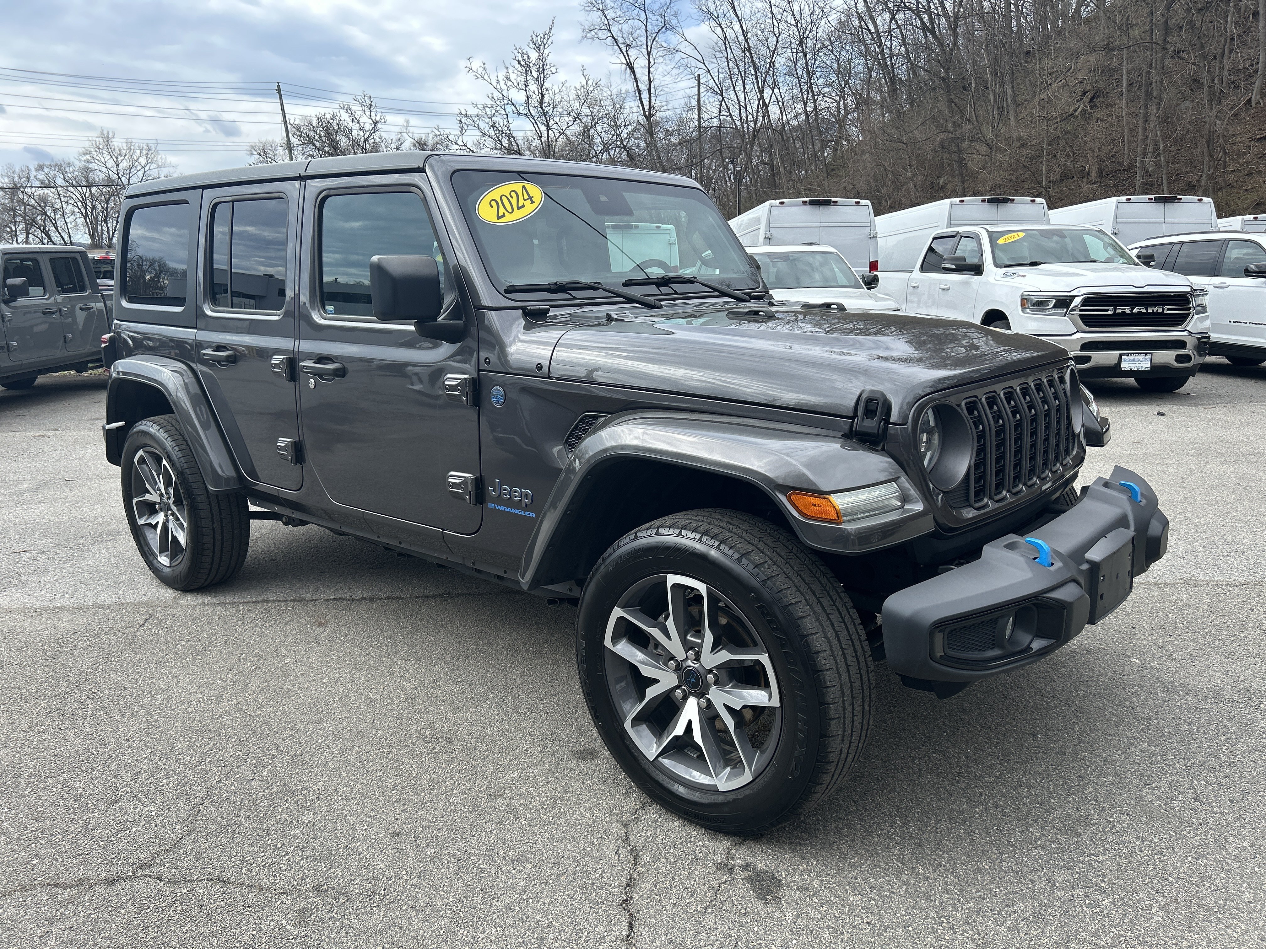 Used 2024 Jeep Wrangler Unlimited w/ Convenience Group AWD/4WD image 4
