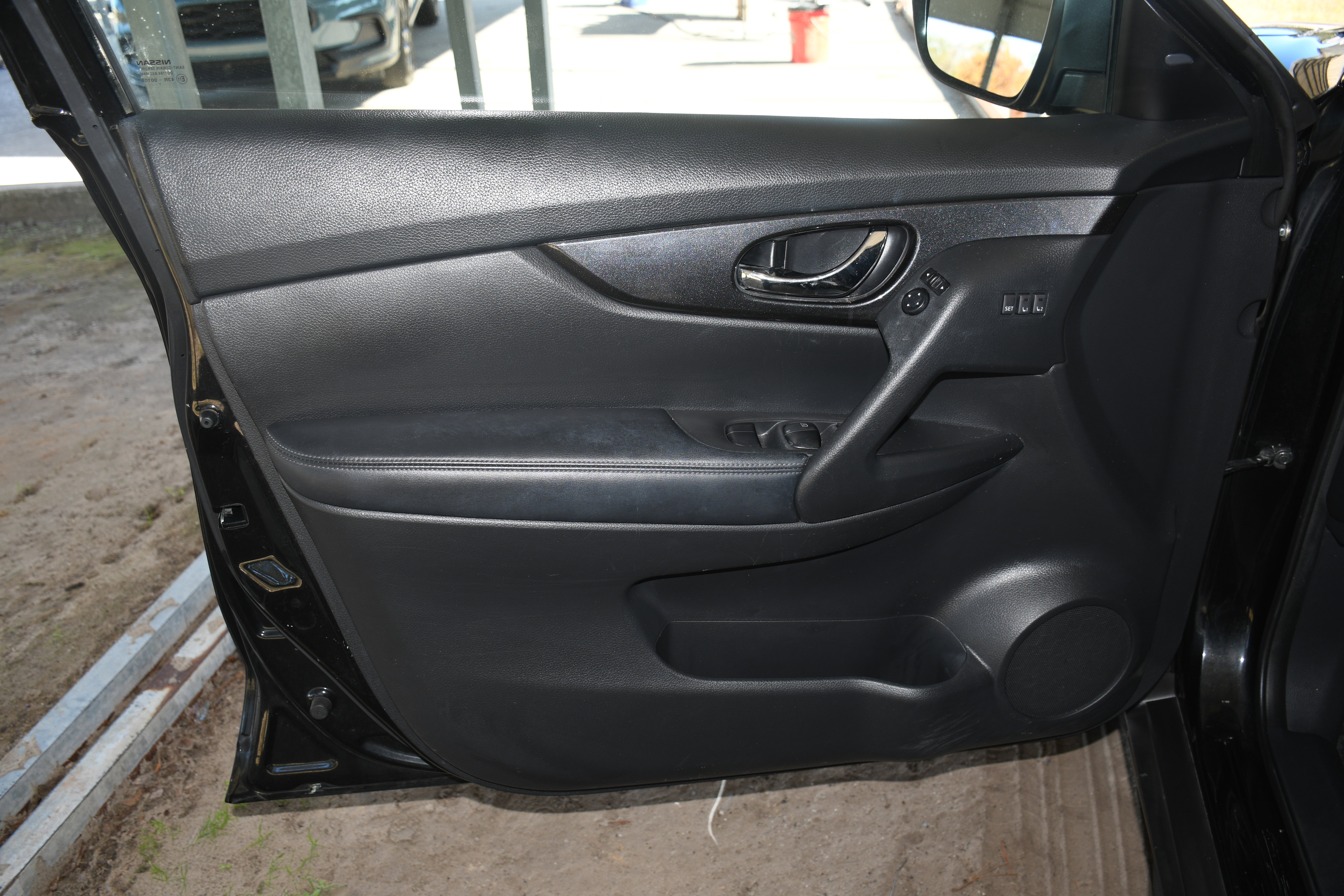 Used 2018 Nissan Rogue SV w/ Premium Package image 9