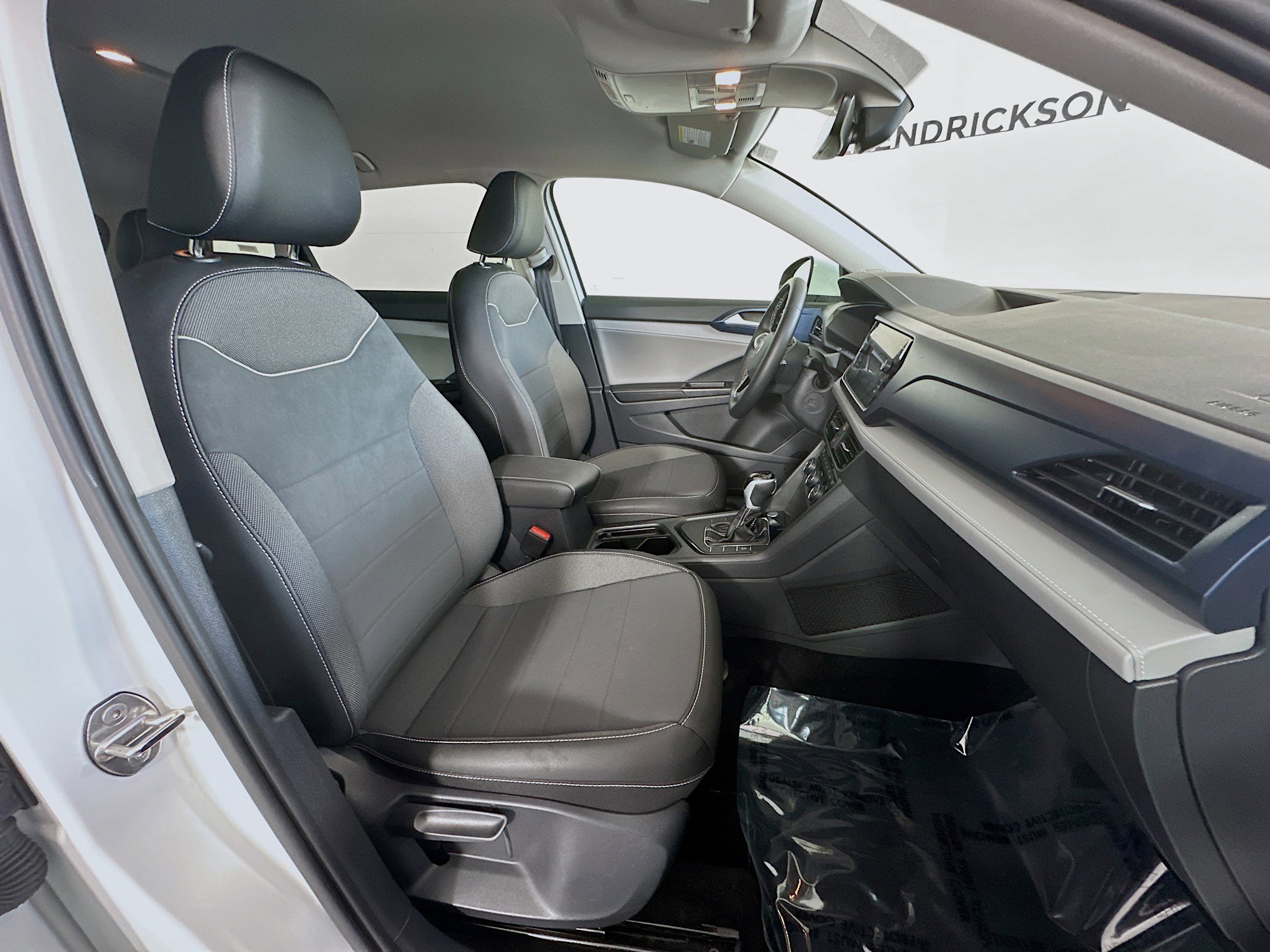 Used 2024 Volkswagen Taos SE image 28