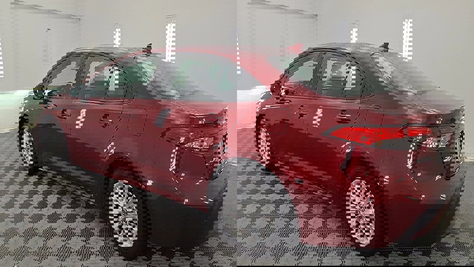 Used 2022 Toyota Corolla LE image 2