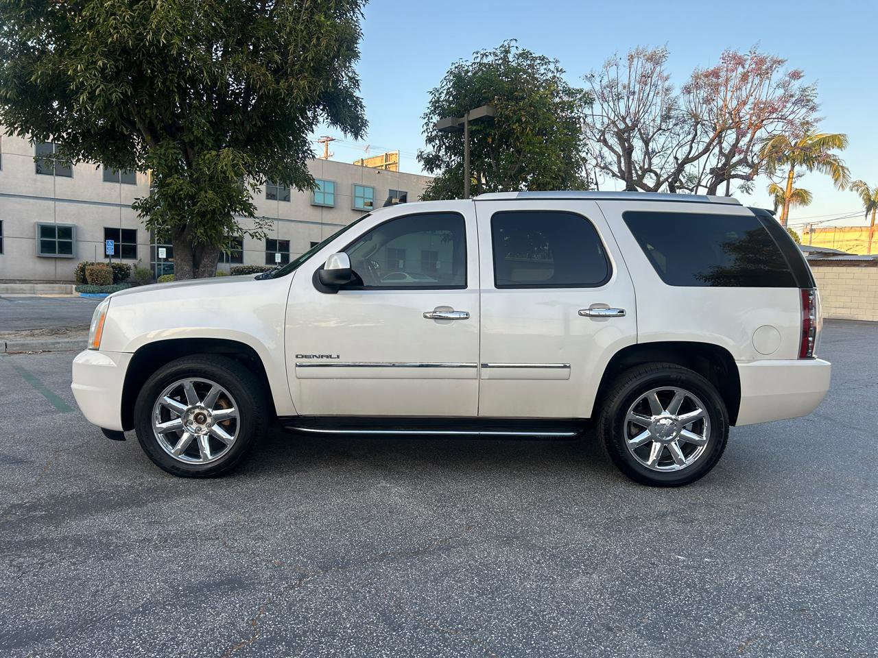 Used 2012 GMC Yukon Denali image 2
