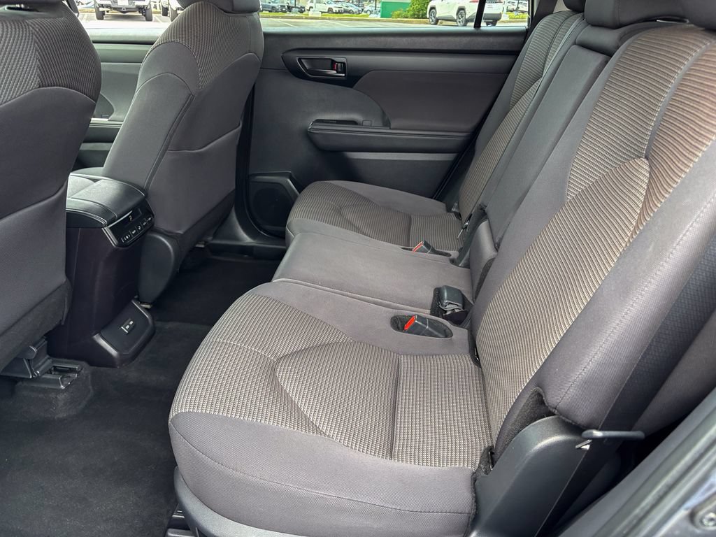Used 2025 Toyota Highlander LE AWD/4WD image 44