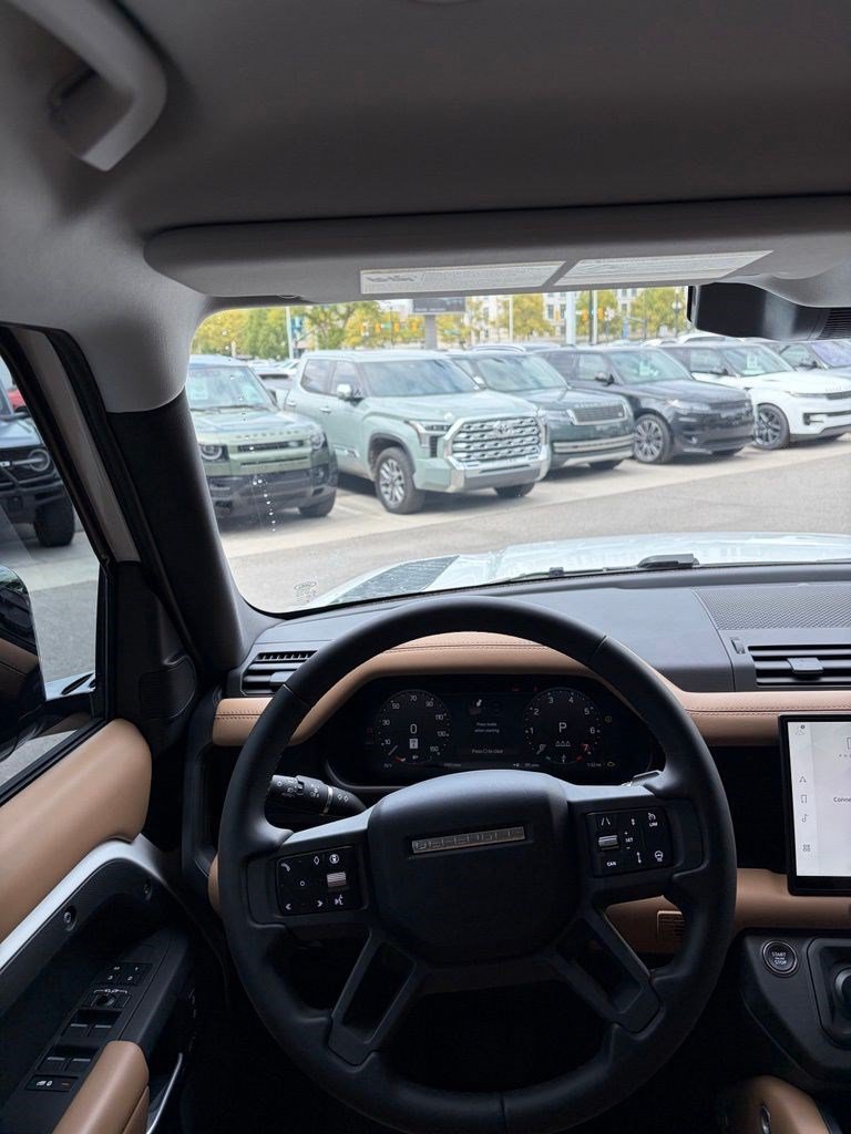 Used 2025 Land Rover Defender 110 X-Dynamic SE AWD/4WD image 21