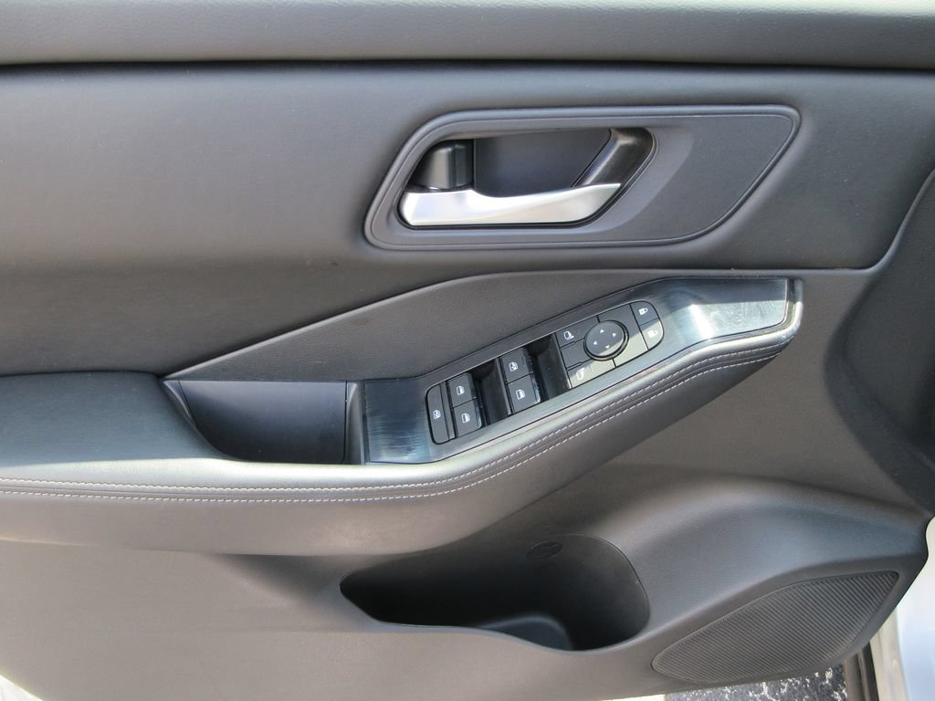 Used 2025 Nissan Rogue SV FWD image 20