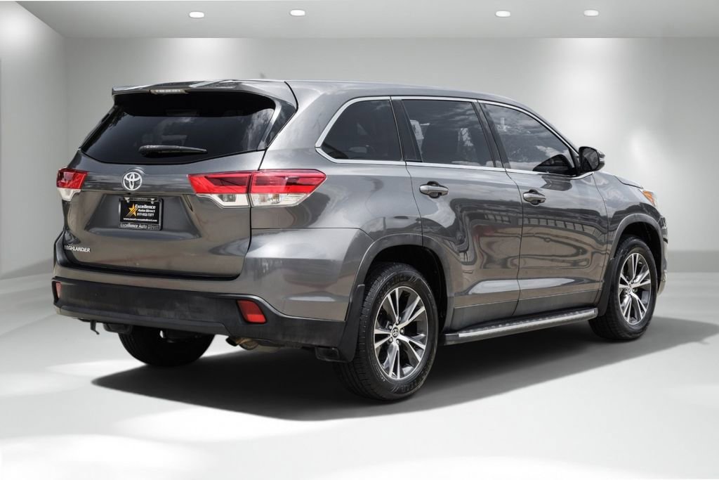 Used 2019 Toyota Highlander LE FWD image 6