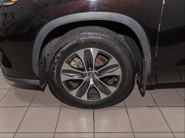 Used 2021 Toyota Highlander XLE AWD/4WD image 6