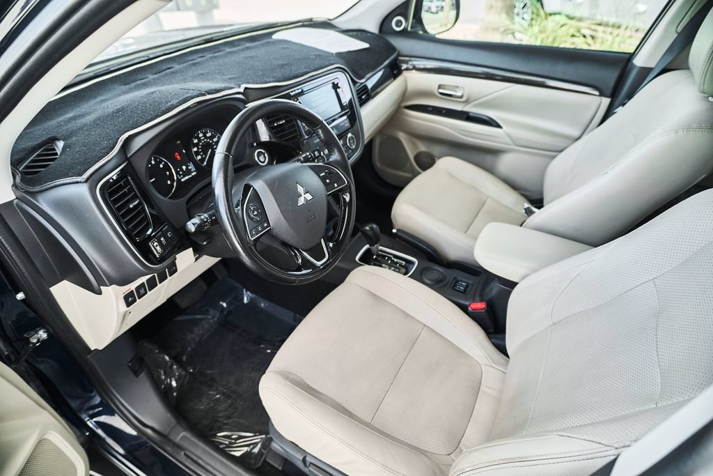 Used 2016 Mitsubishi Outlander SEL FWD image 2