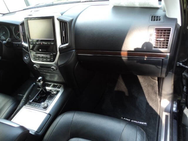 Used 2017 Toyota Land Cruiser image 9