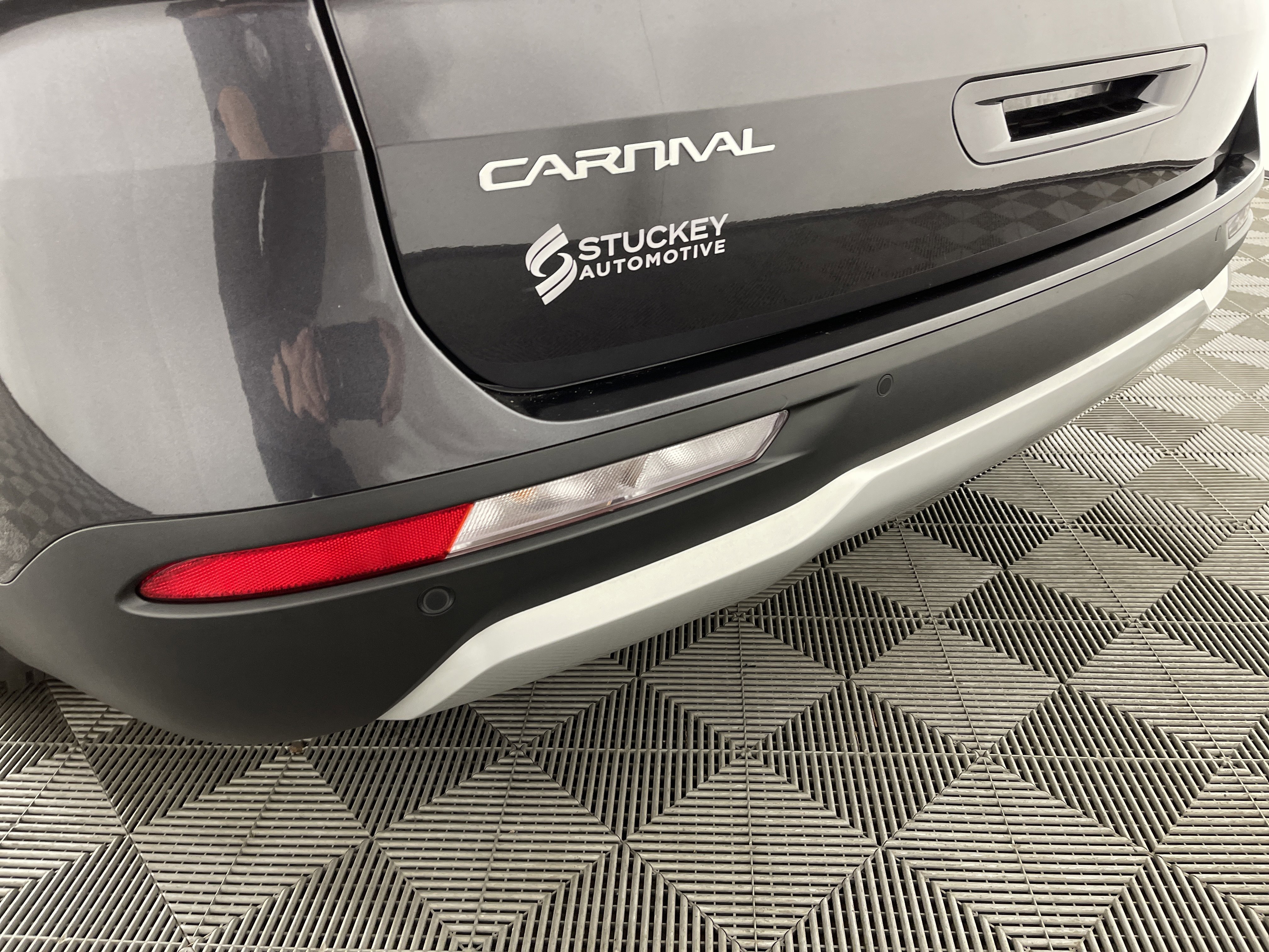 Used 2023 Kia Carnival LX image 6