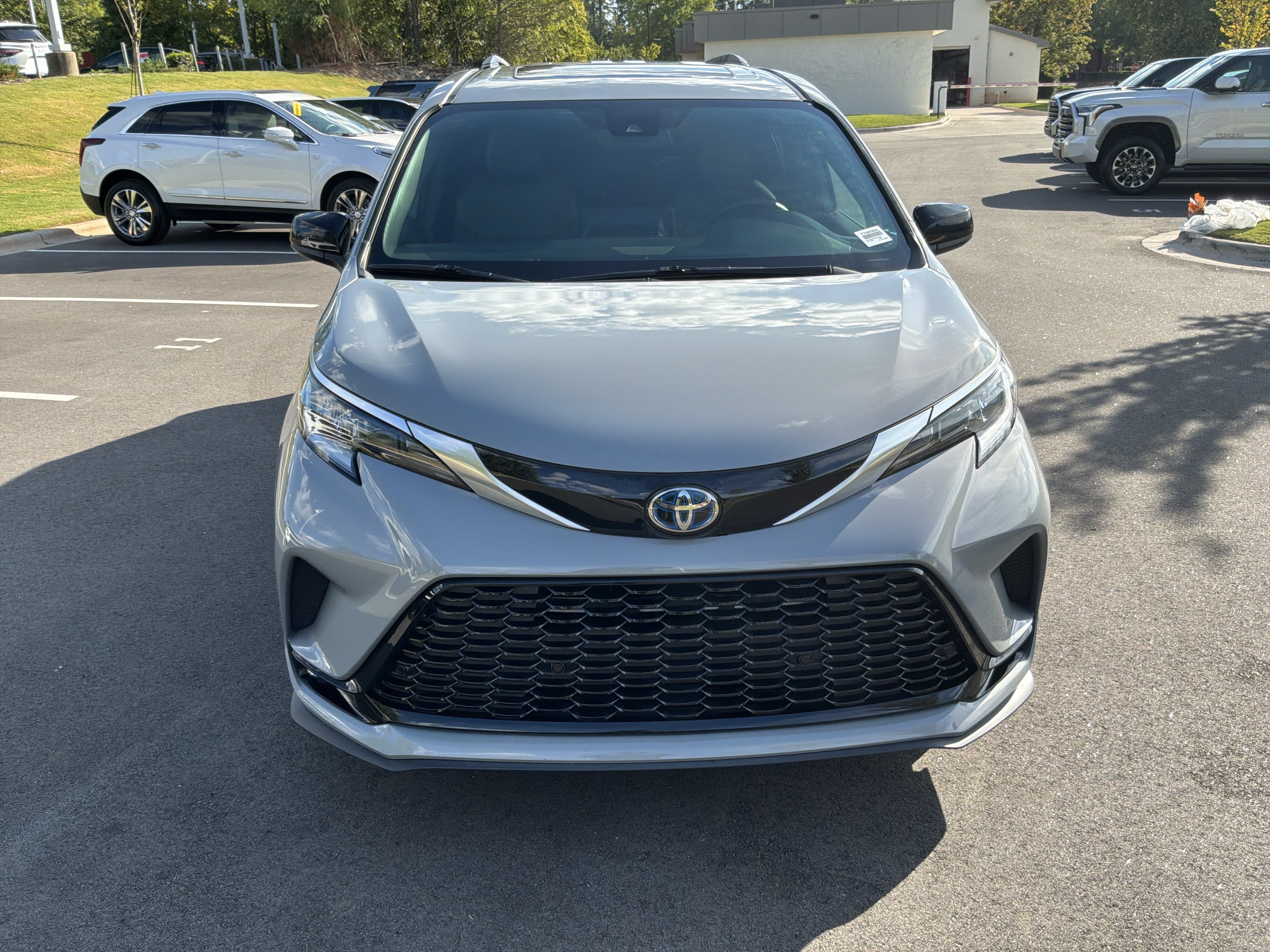 Used 2023 Toyota Sienna XSE FWD image 3