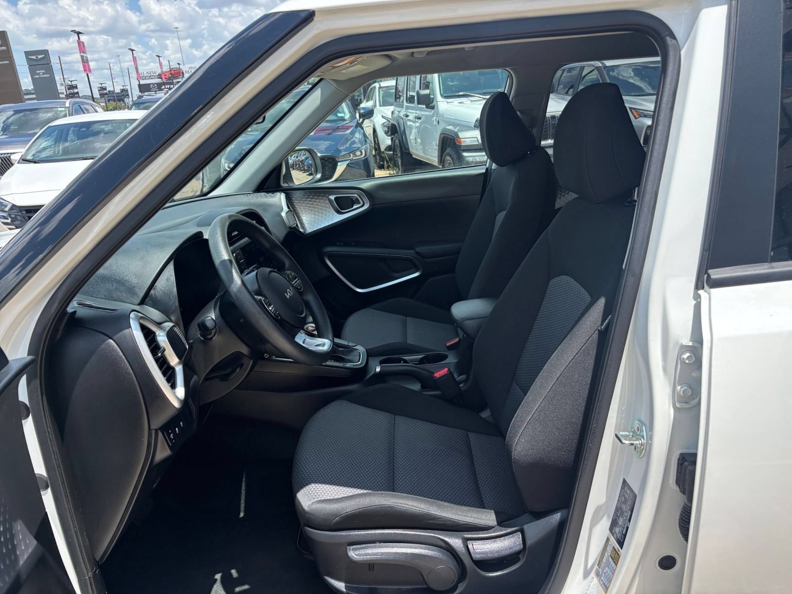 Used 2025 Kia Soul LX w/ LX Technology Package FWD image 24