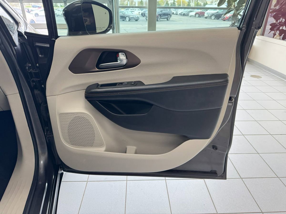 Used 2018 Chrysler Pacifica Touring-L FWD image 14