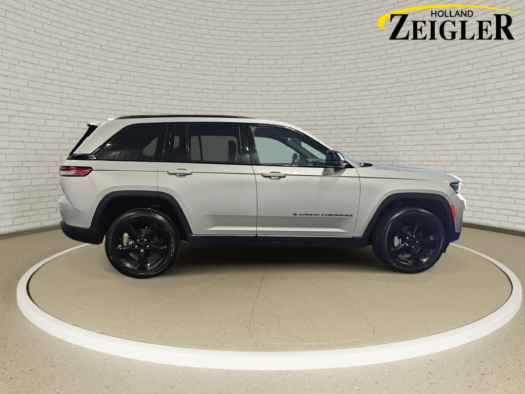 Used 2023 Jeep Grand Cherokee Altitude AWD/4WD image 4
