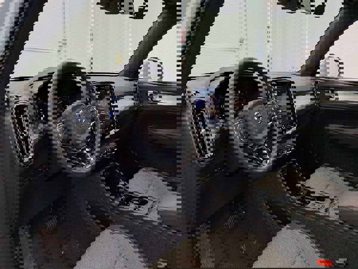 Used 2024 Volvo XC40 B5 Core image 8