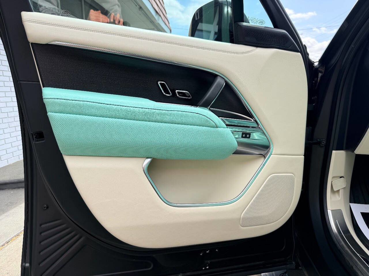 Used 2022 Land Rover Range Rover Long Wheelbase SE image 17