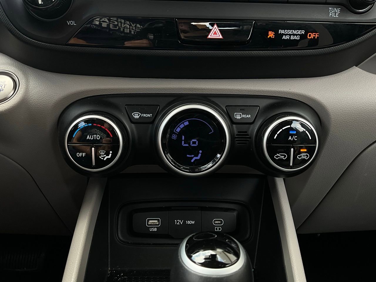 Used 2025 Hyundai Venue SEL image 27