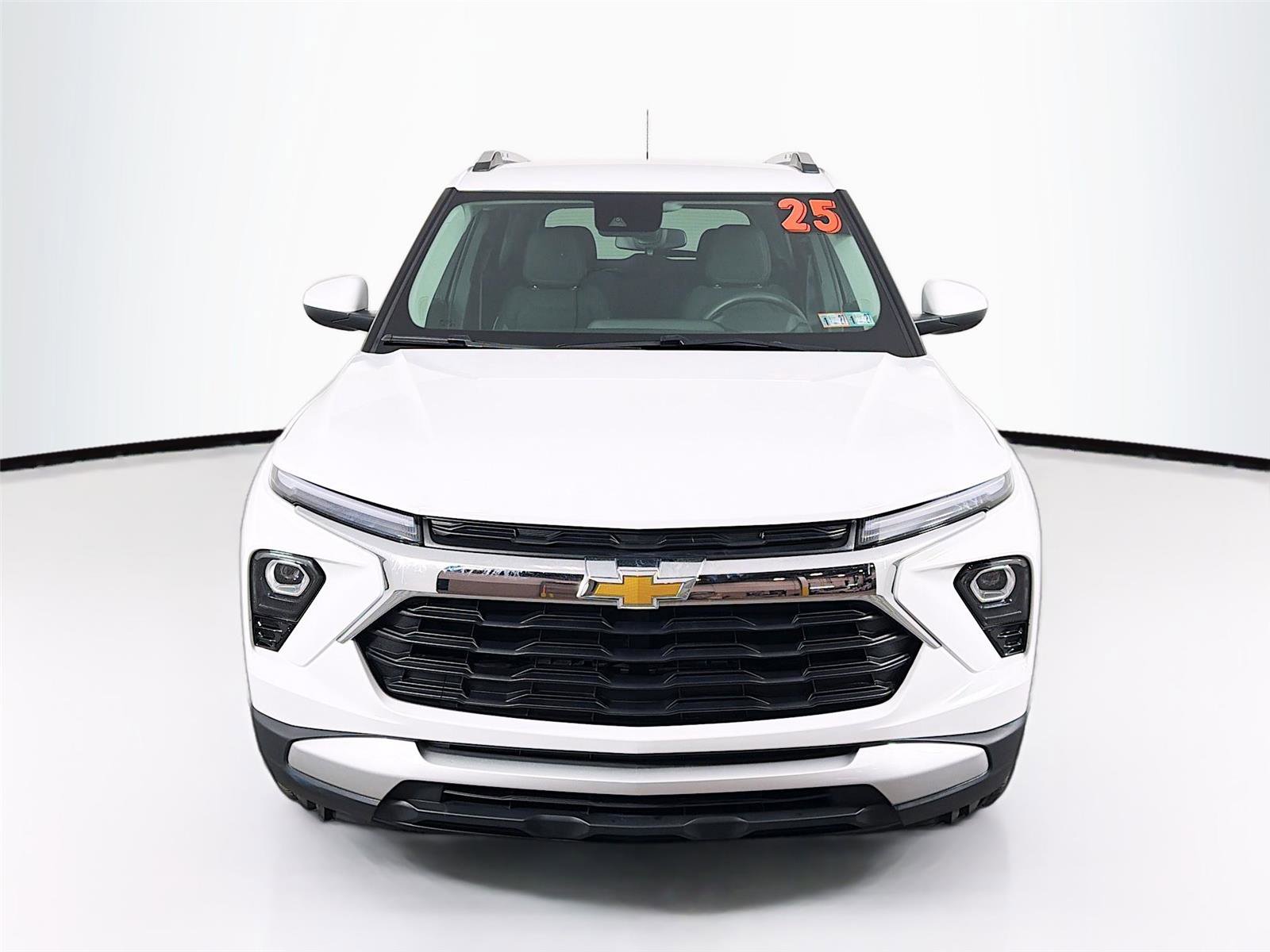 Used 2025 Chevrolet TrailBlazer LT w/ Driver Confidence Package image 2