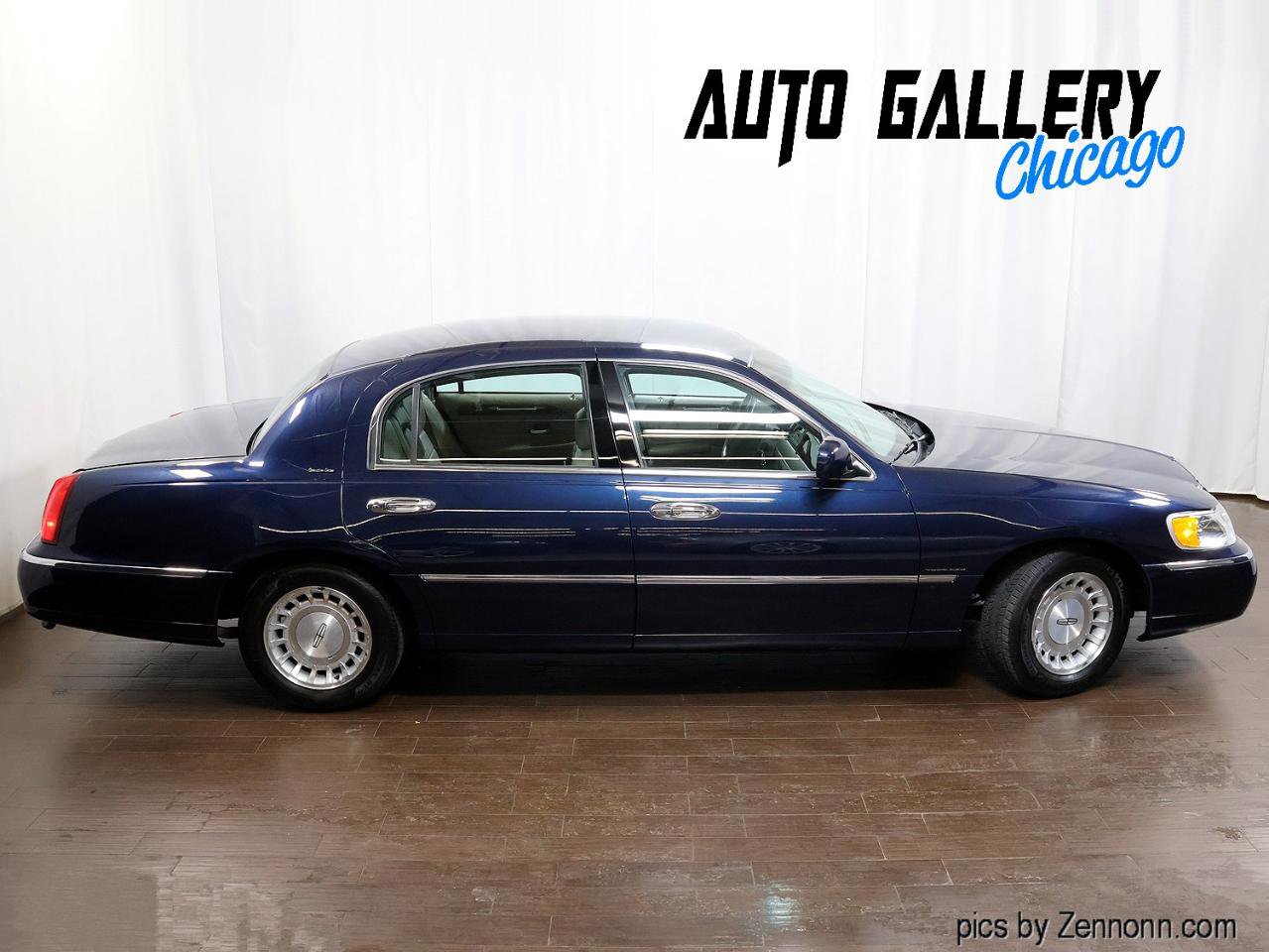 Used 2001 Lincoln Town Car Executive image 4