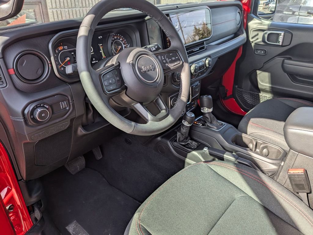 Used 2025 Jeep Wrangler Unlimited Rubicon image 14
