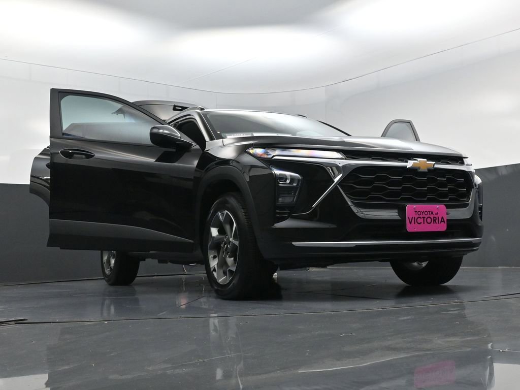 Used 2025 Chevrolet Trax LT w/ Driver Confidence Package image 28