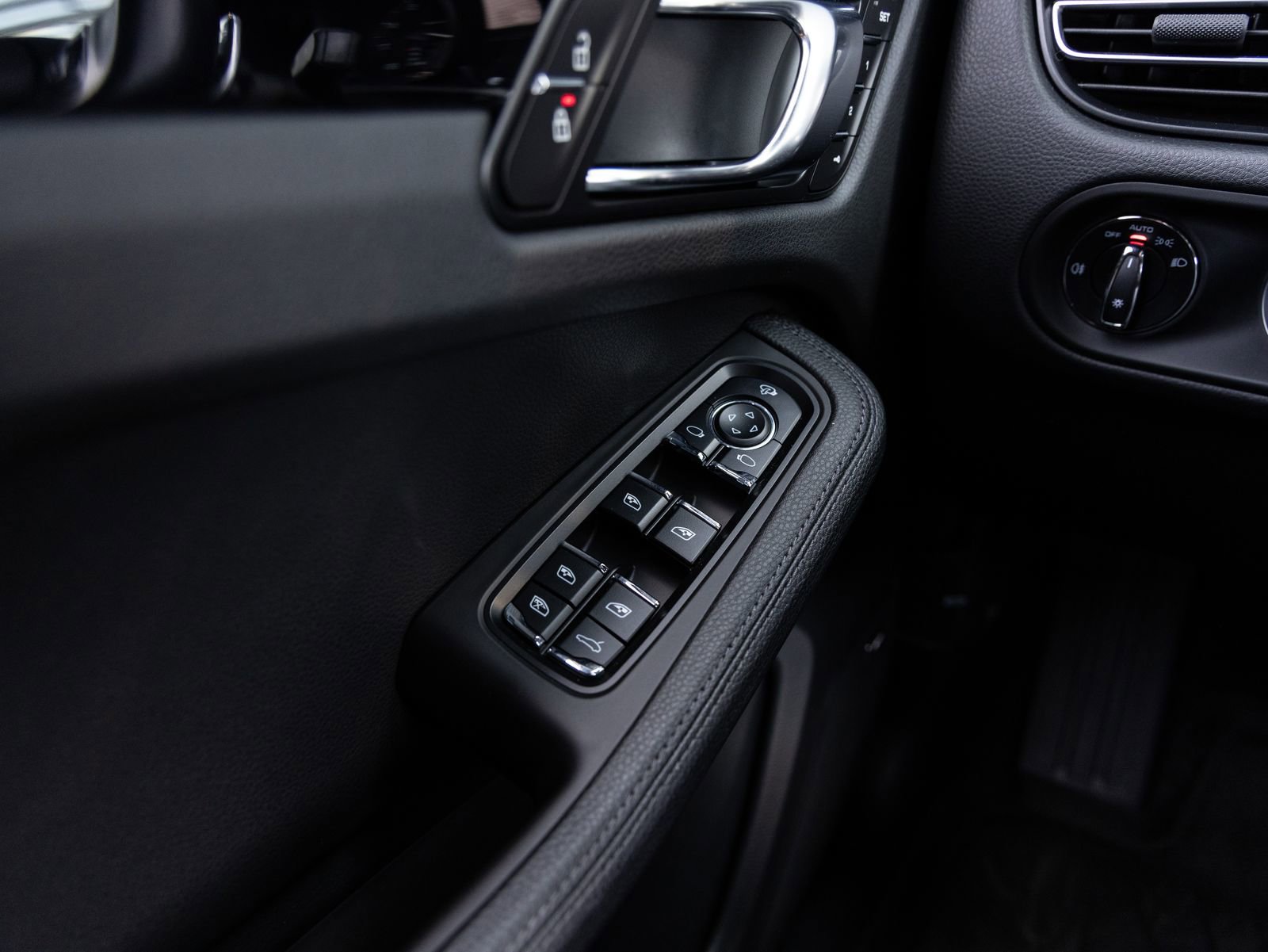 Certified 2025 Porsche Macan AWD/4WD image 21