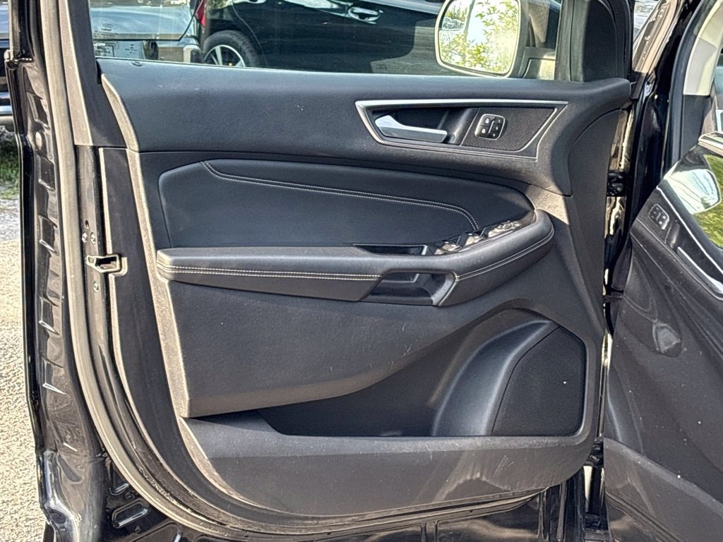 Used 2018 Ford Edge Titanium w/ Equipment Group 301A AWD/4WD image 18