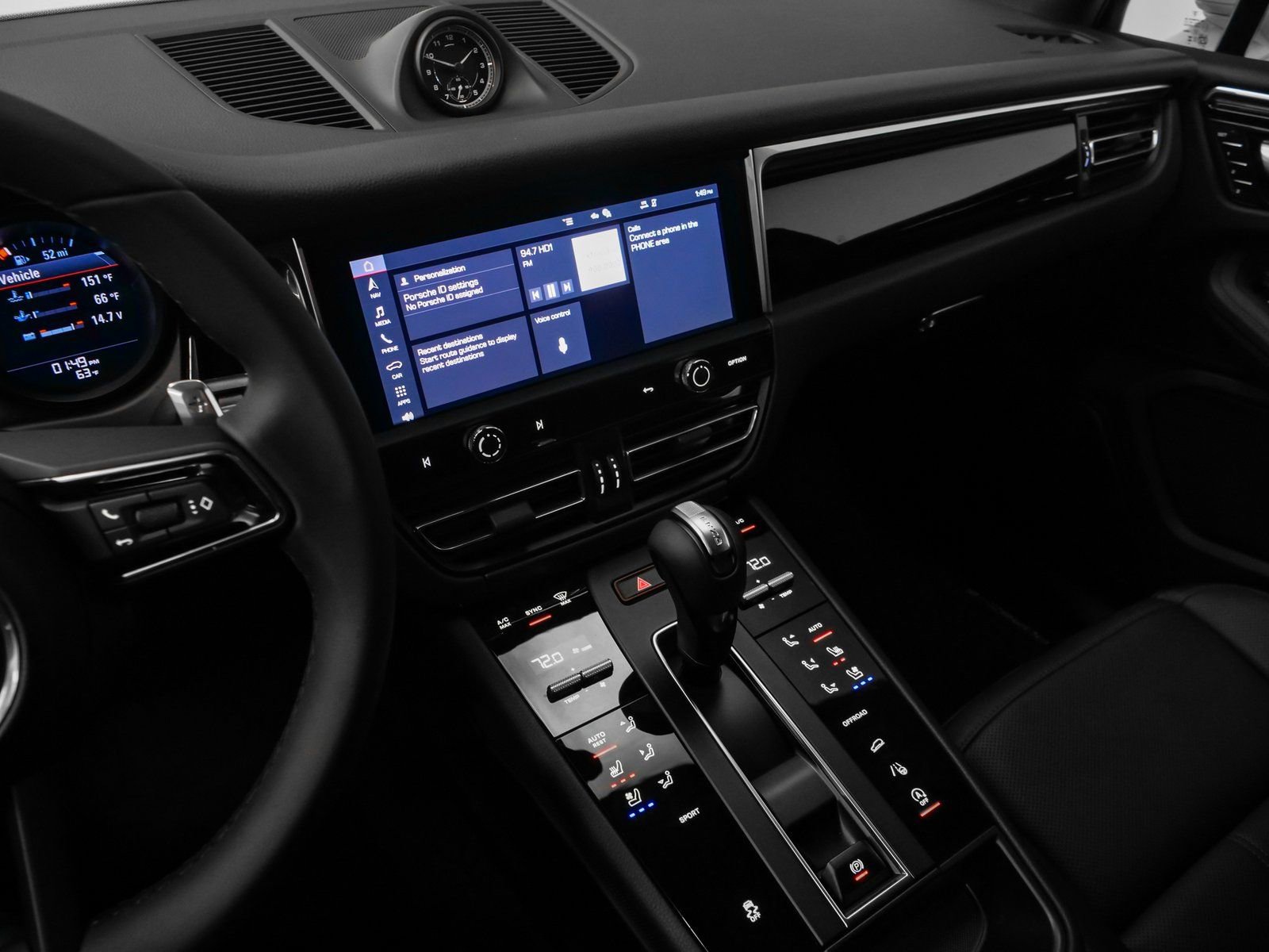 Certified 2025 Porsche Macan AWD/4WD image 31