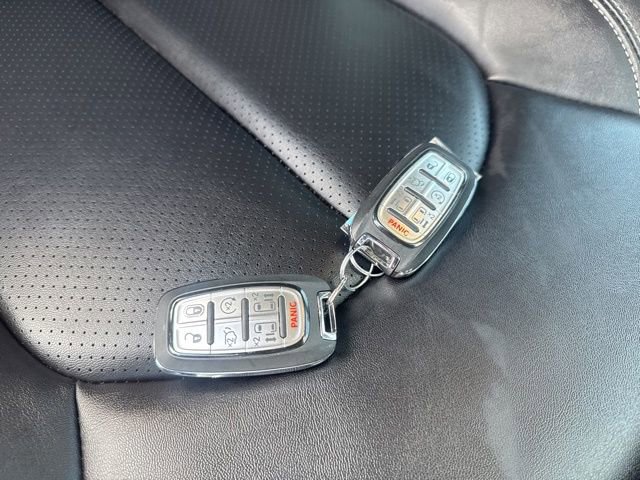Used 2025 Chrysler Pacifica Select image 6