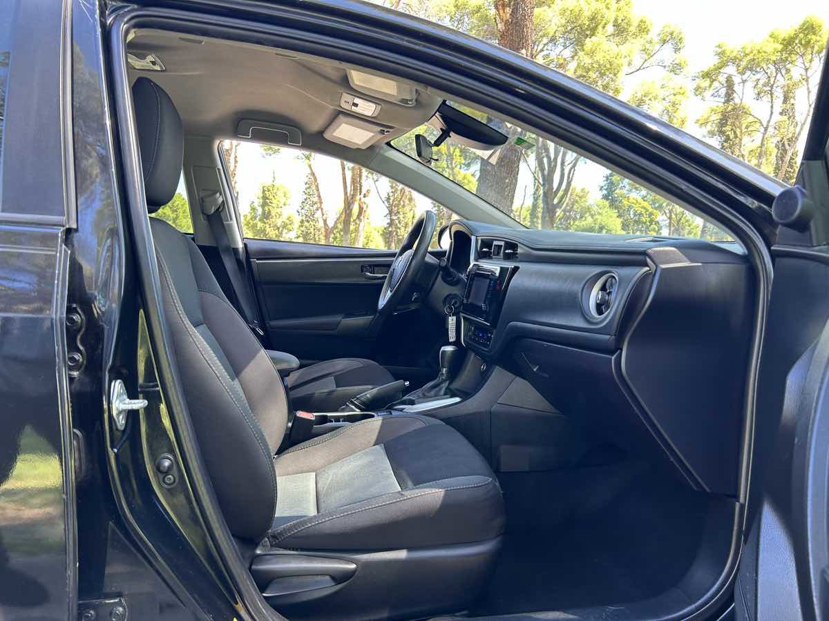 Used 2018 Toyota Corolla LE FWD image 29