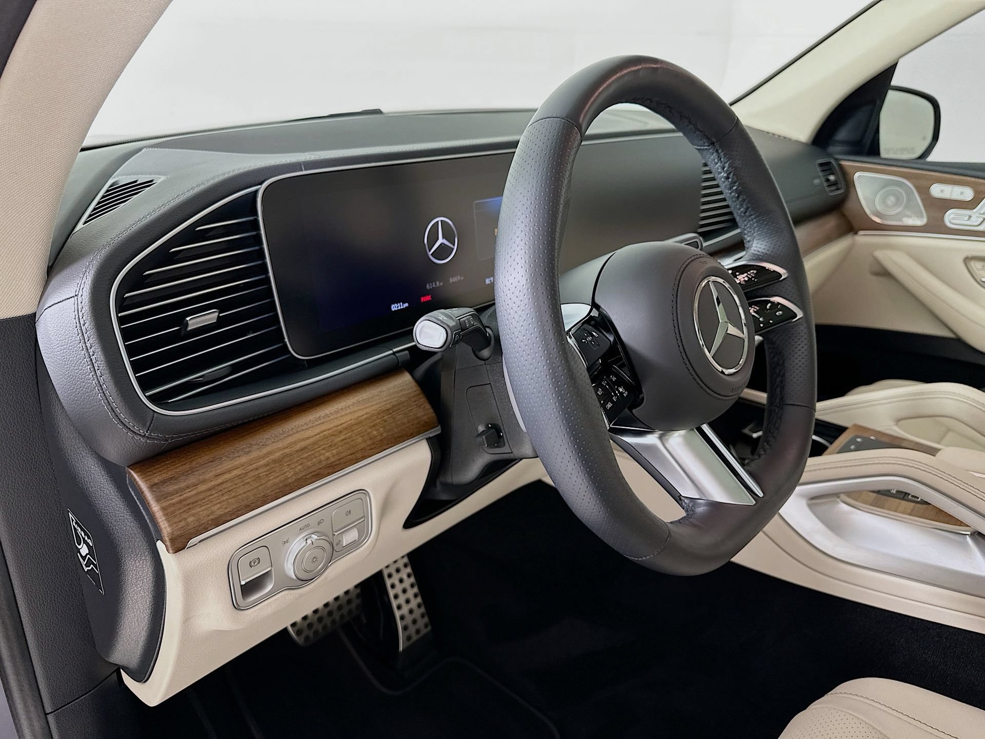Used 2025 Mercedes-Benz GLS 450 4MATIC image 10