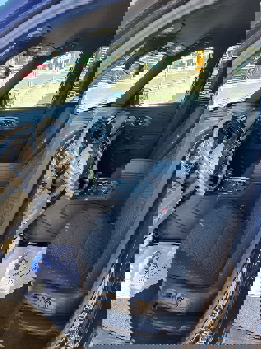 Used 2023 Chevrolet Traverse LT image 10