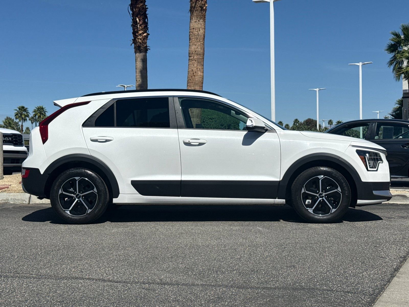 Used 2025 Kia Niro EX image 2