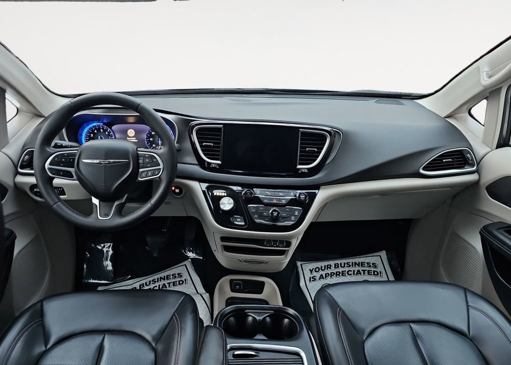 Used 2023 Chrysler Pacifica Touring-L image 16