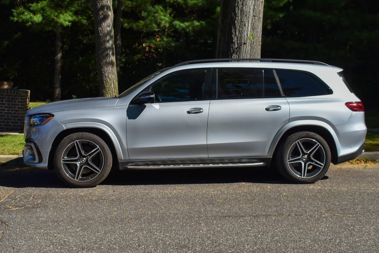Used 2025 Mercedes-Benz GLS 450 4MATIC w/ AMG Line Exterior image 4