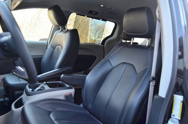 Used 2024 Chrysler Pacifica Touring-L image 18