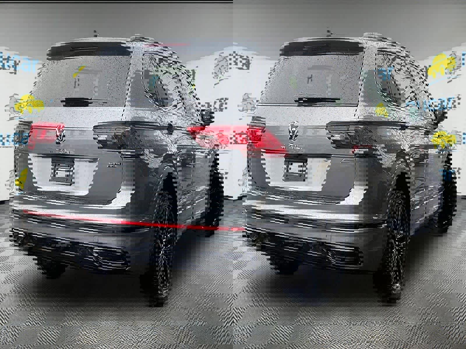 Used 2022 Volkswagen Tiguan SE R-Line image 6