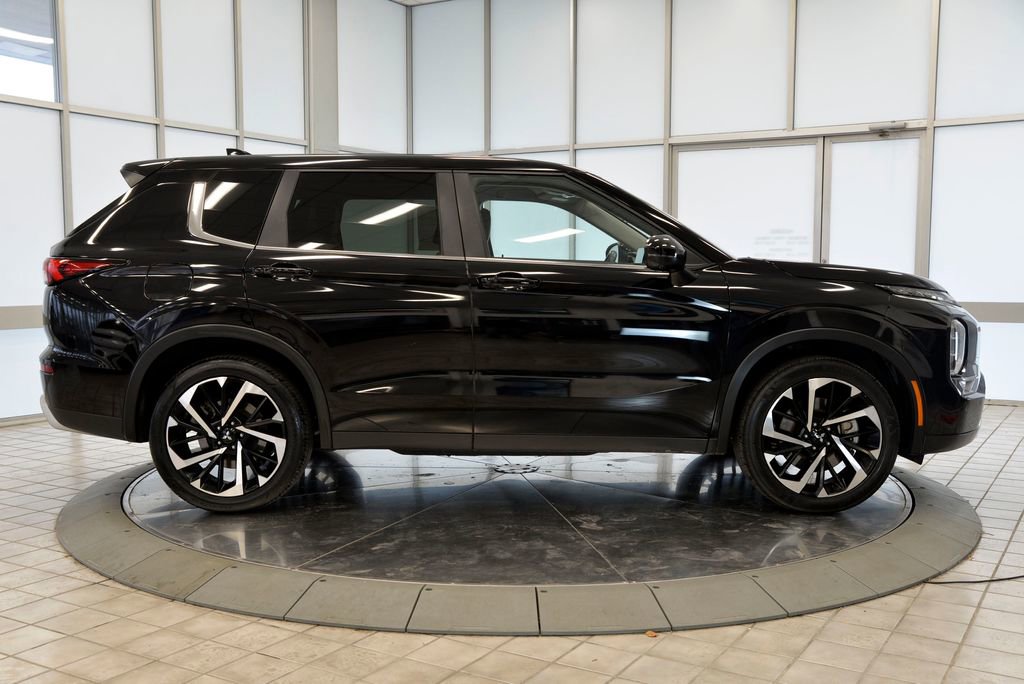 Used 2024 Mitsubishi Outlander SE image 9