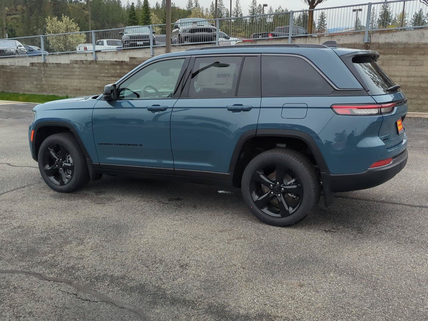 New 2026 Jeep Grand Cherokee Limited w/ Limited Altitude Package AWD/4WD image 4