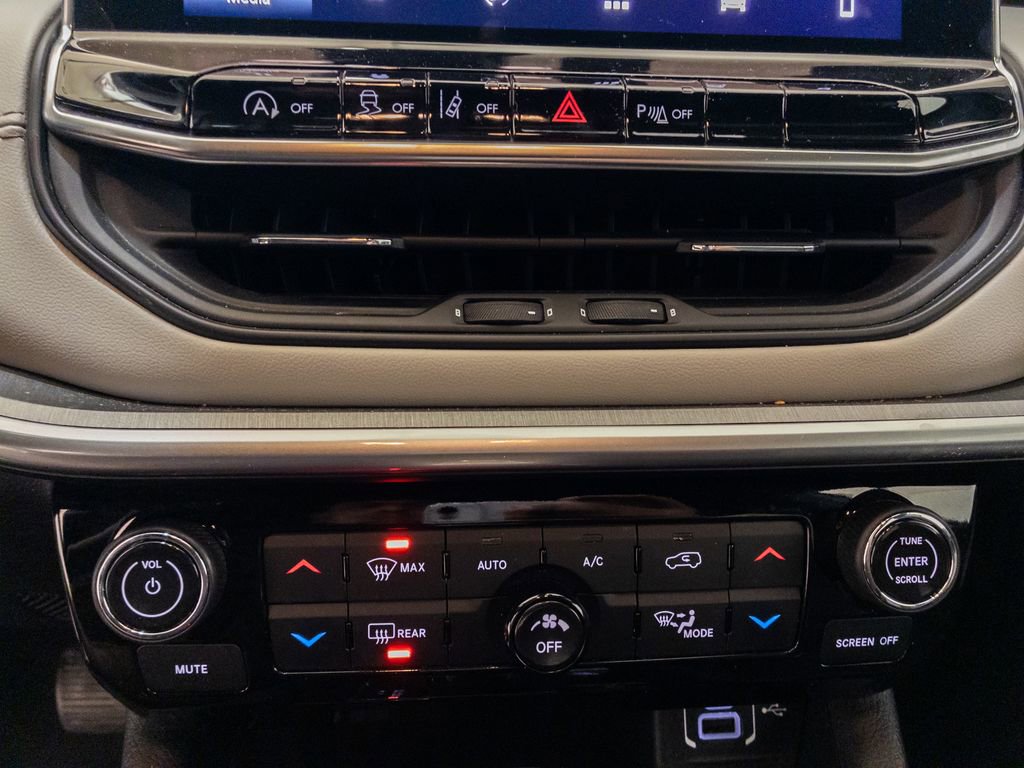 Used 2025 Jeep Compass Limited image 19