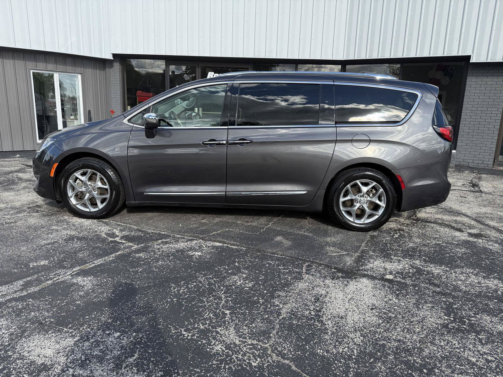 Used 2019 Chrysler Pacifica Limited FWD image 8