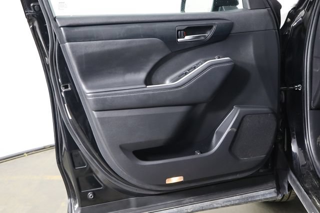 Used 2022 Toyota Highlander XLE FWD image 20