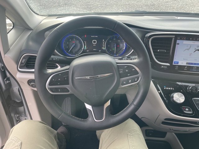 Used 2023 Chrysler Pacifica Touring-L image 21