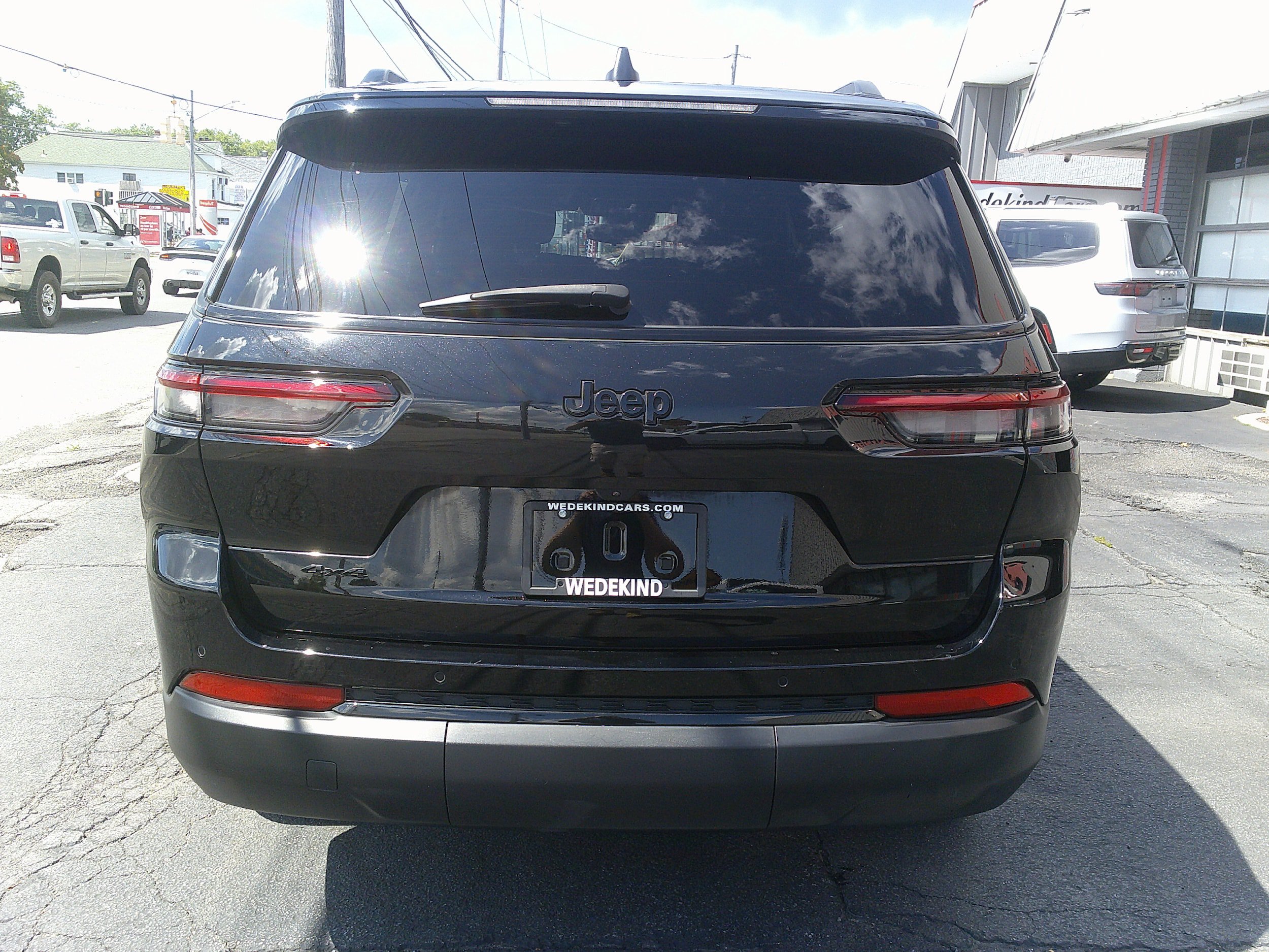 Used 2023 Jeep Grand Cherokee L Laredo AWD/4WD image 4