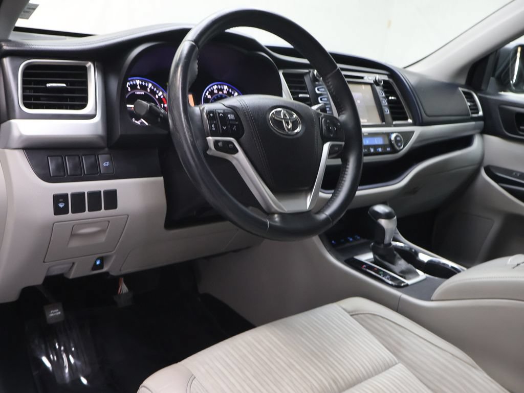 Used 2016 Toyota Highlander Plus AWD/4WD image 18