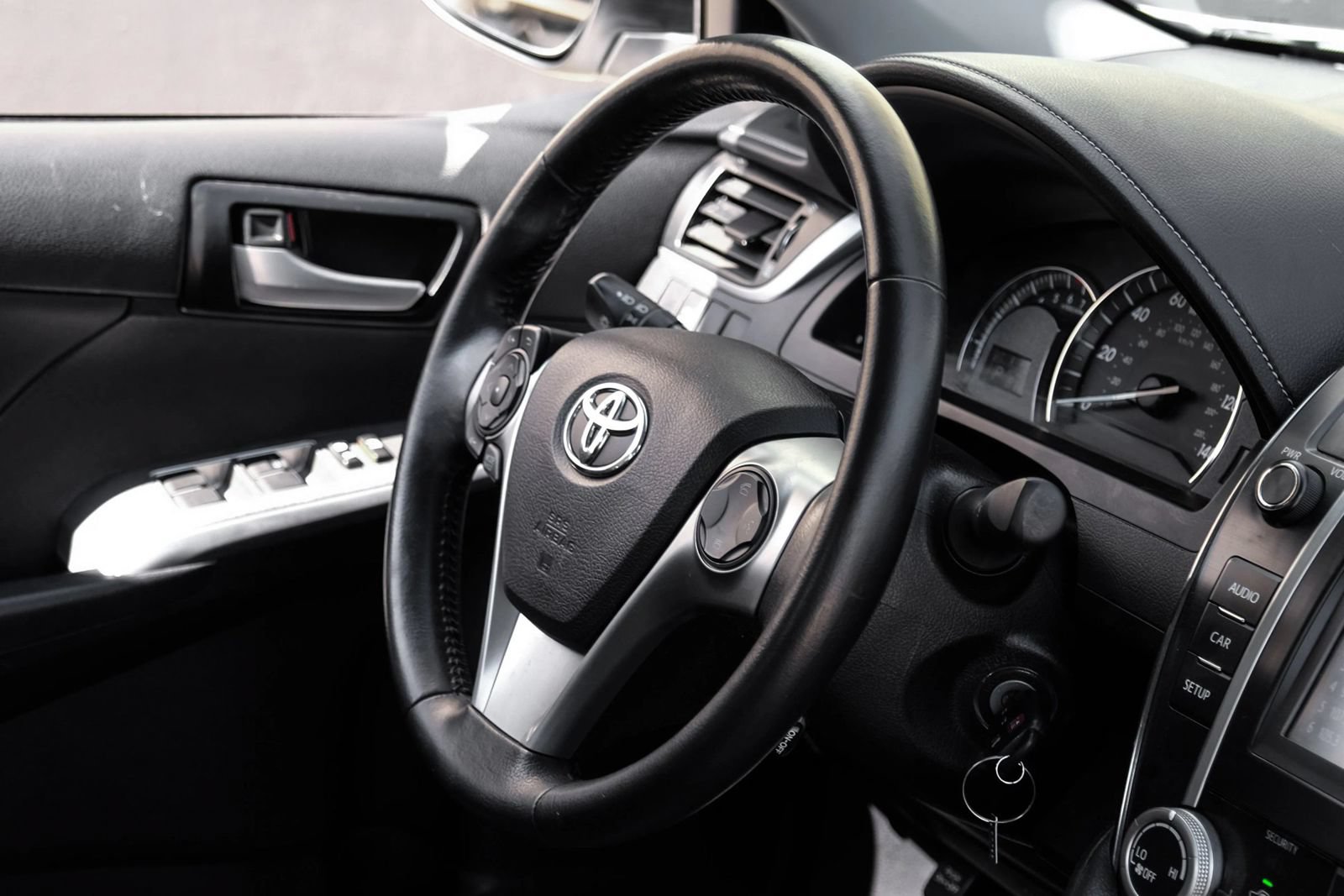 Used 2014 Toyota Camry SE FWD image 13