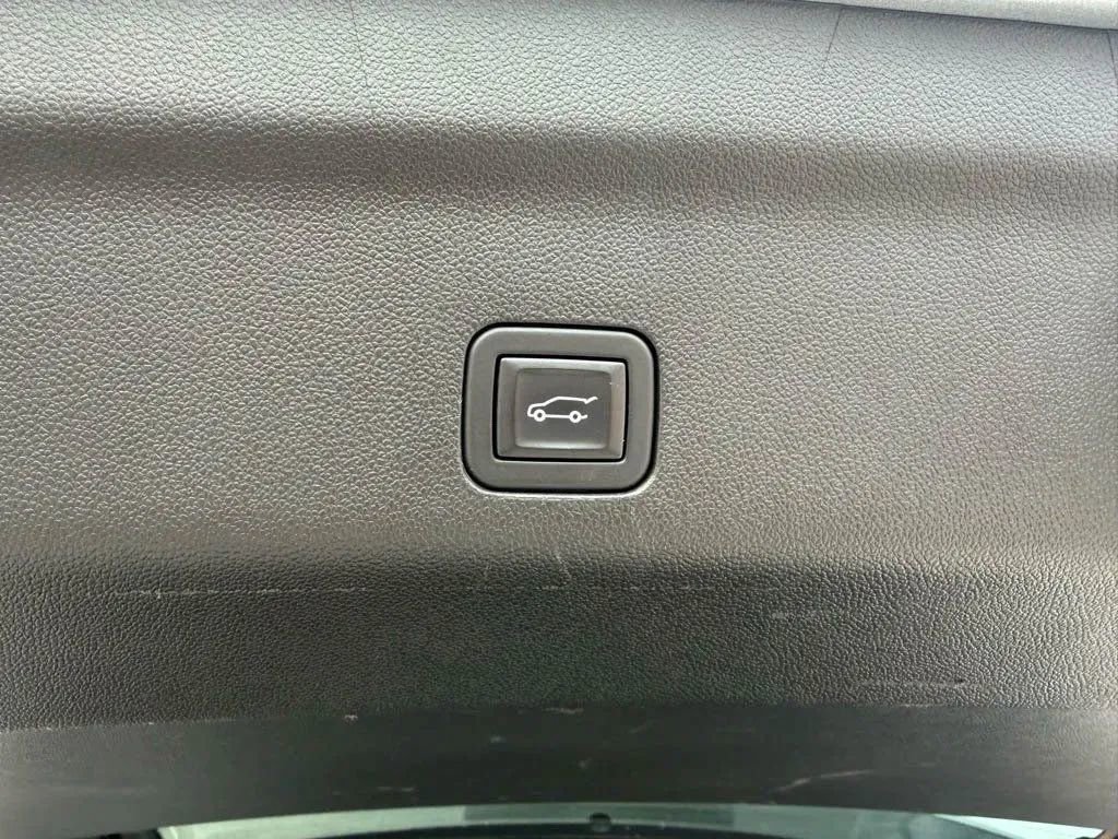 Used 2023 Chevrolet Tahoe Z71 w/ Luxury Package AWD/4WD image 38