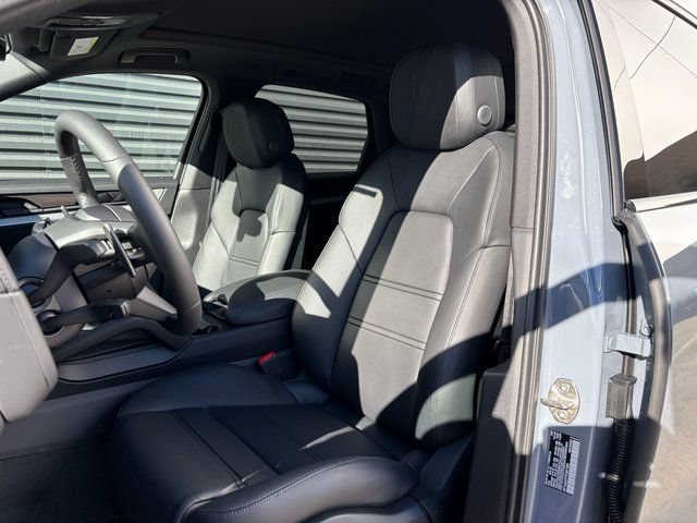 Certified 2026 Porsche Cayenne AWD/4WD image 5