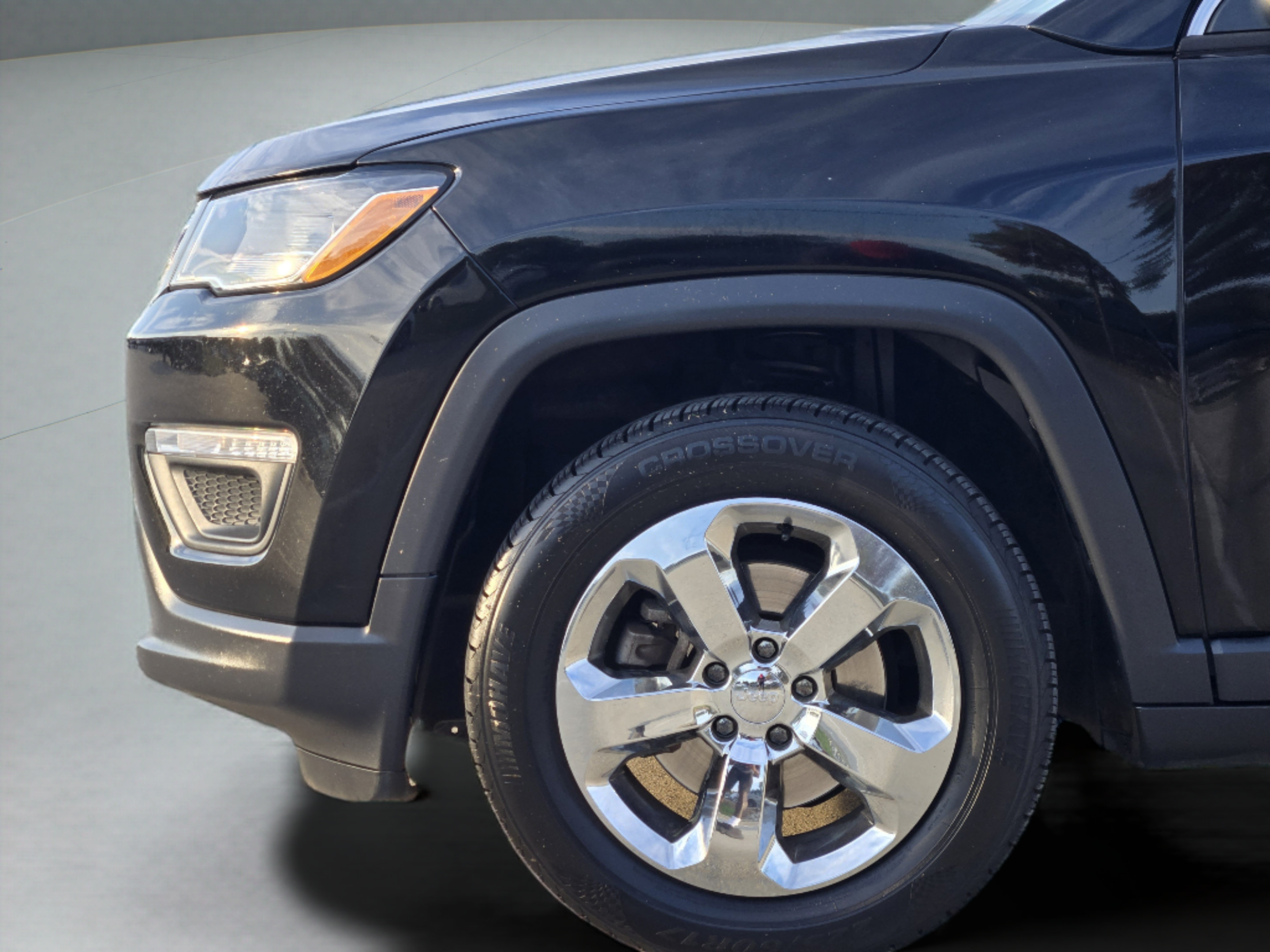 Used 2018 Jeep Compass Latitude FWD image 29
