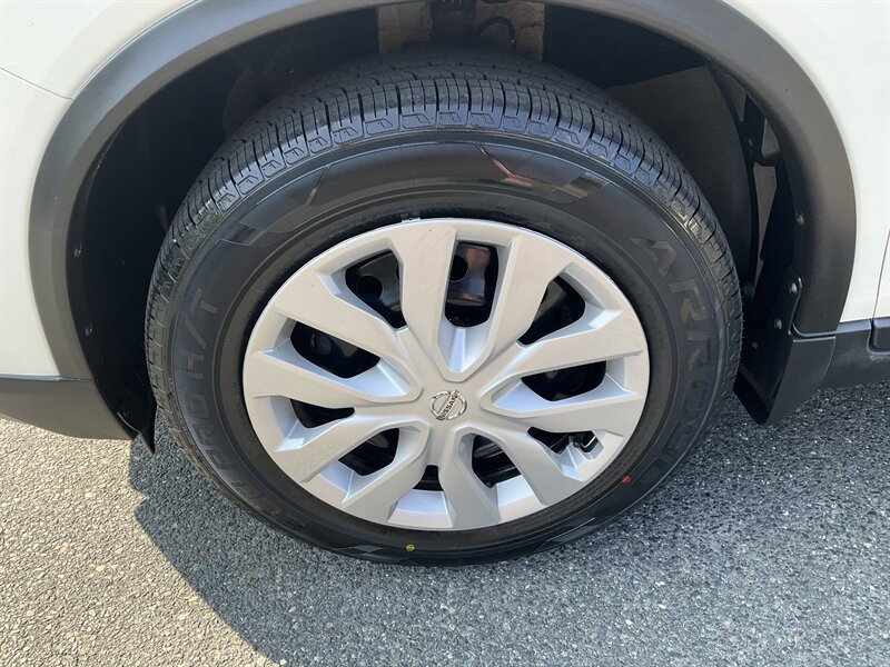 Used 2017 Nissan Rogue S AWD/4WD image 9